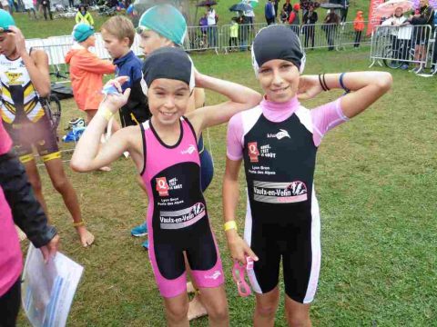 Deux jeunes membres du Vaulx en Verlin Triathlon particpantes de l'épreuve en banjamines