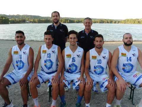 Thomas Durand (assistant) et Yves Courtial (coach) eu second plan et les 5 nouveaux joueurs de l'équipe