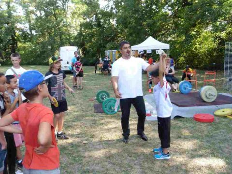Le président du club d'haltérophilie Farès Zitouni a proposé aux jeunes de tester son sport ! 