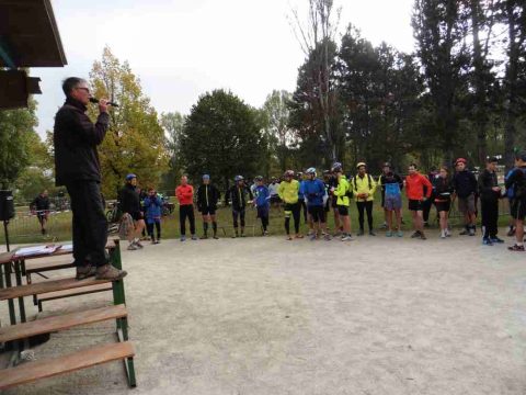 Le briefing de chaque épreuve effectué par Bruno Pallanchard, dirigeant de l'ASUL Aviron