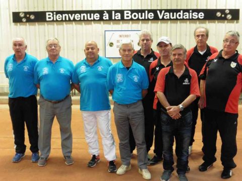 Les finalistes avant l'ultime partie (Corbas en bleu et Vaulx en Velin en noir et rouge) l 