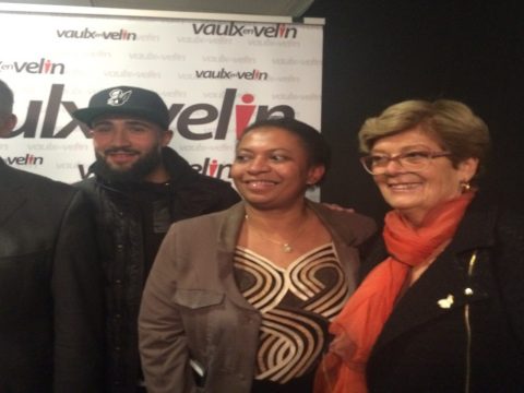 Nabil Fékir (joueur de l'OL), Hélène Geoffroy (secrétaire d'état) et Maria Colombier (secrétaire de l'OMS de Vaulx en Velin). 