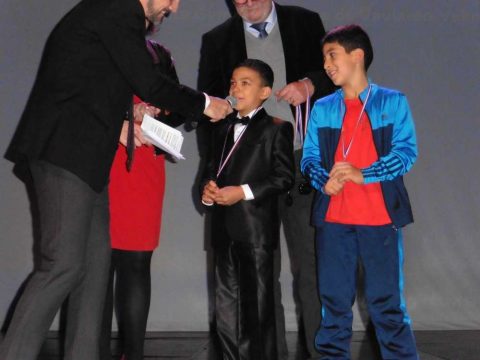 Un jeune sportif récompensé et venu en tenue de soirée pour ce gala ! 